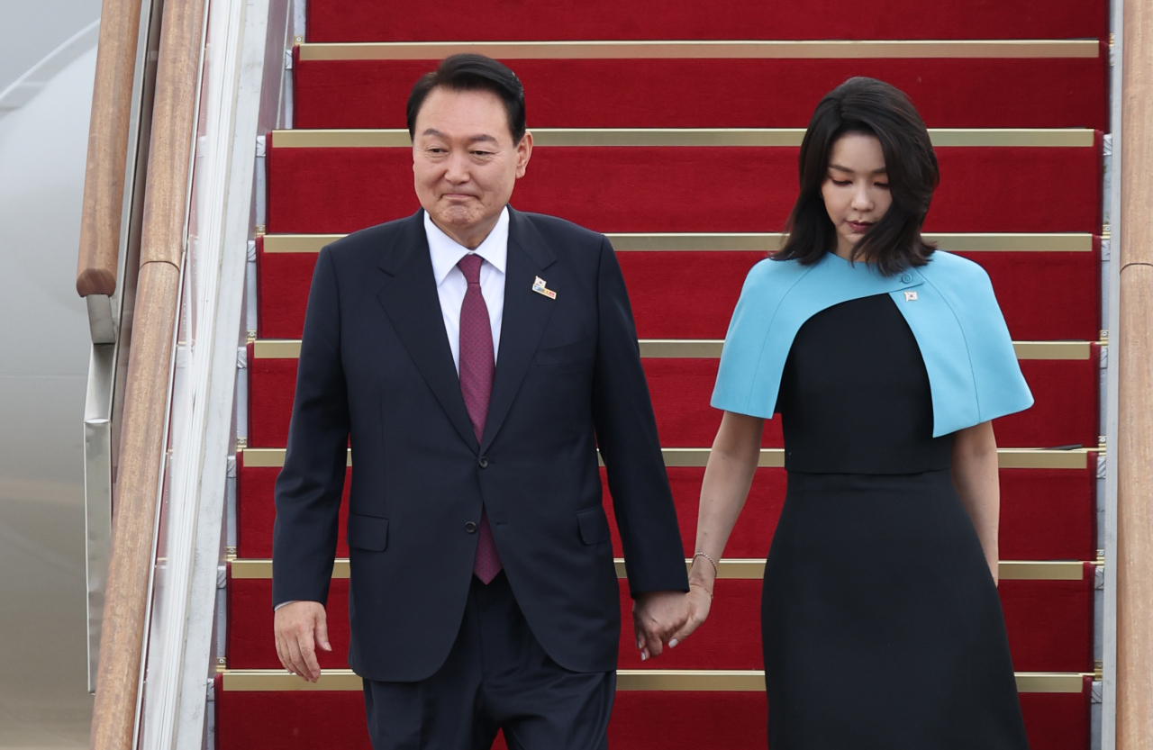 북대서양조약기구(NATO·나토) 정상회의 참석을 위해 3박5일간의 스페인 마드리드 방문을 마친 윤석열 대통령과 김건희 여사가 1일 성남 서울공항에 도착, 공군 1호기에서 내리고 있다. [연합]