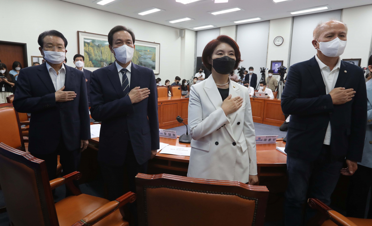 13일 오전 국회에서 열린 더불어민주당 중앙위원회에서 참석자들이 국기에 경례하고 있다. 왼쪽부터 변재일 중앙위원회 의장, 우상호 비상대책위원장, 한정애·이용우 비상대책위원. [연합]