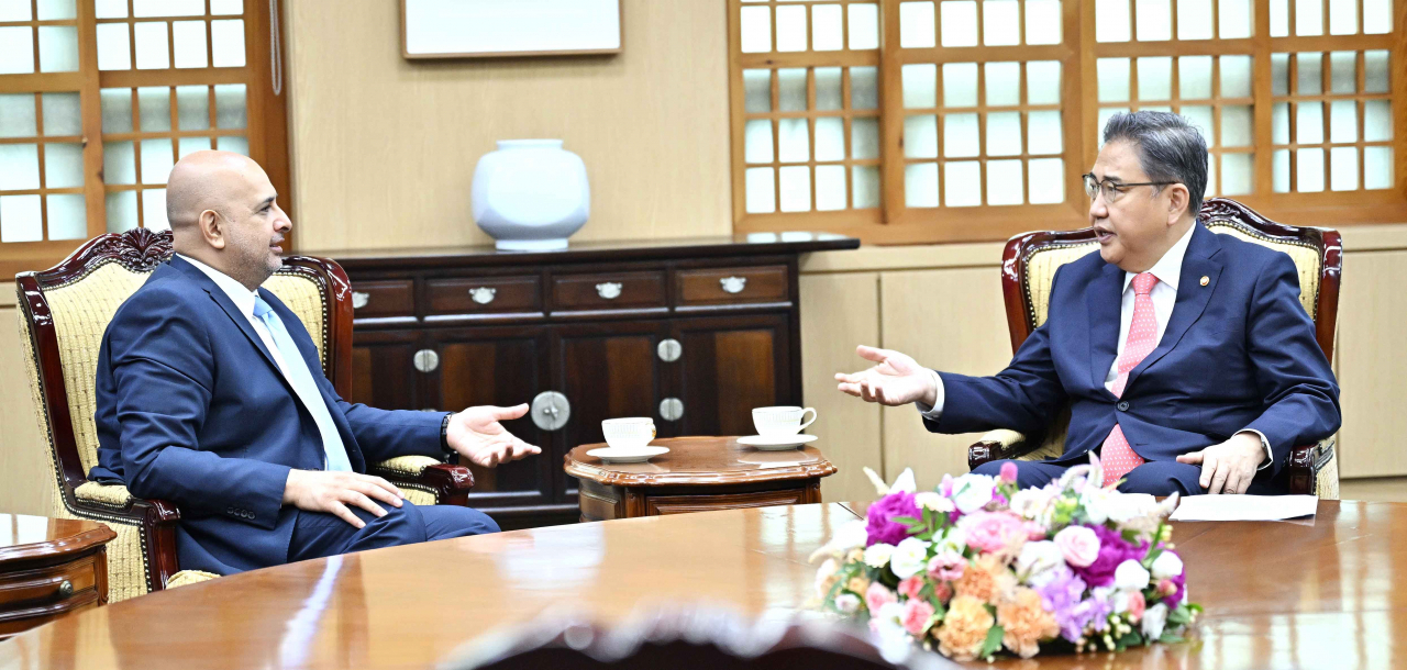 박진 외교부 장관이 13일 서울 종로구 외교부 청사에서 바데르 모하메드 알-아와디 주한쿠웨이트대사 겸 전 주한아랍대사단 단장을 접견하고 있다. [외교부 제공]