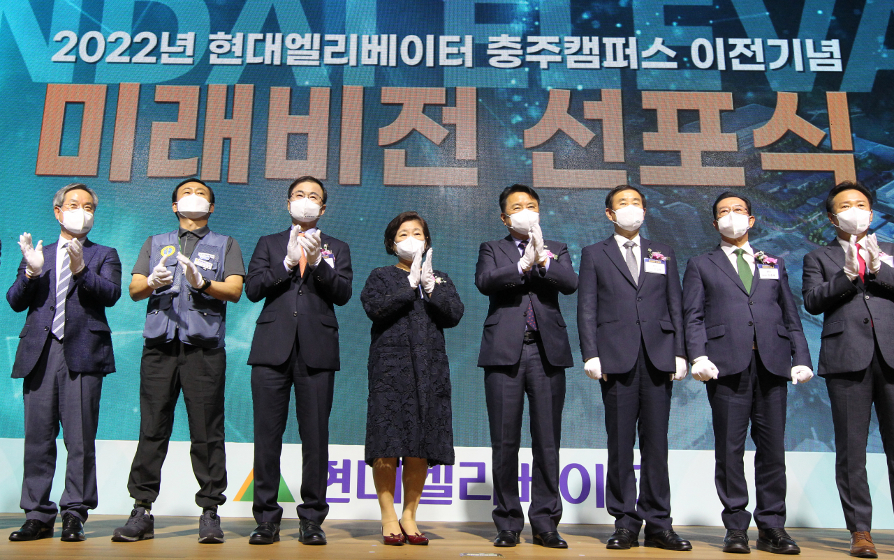 조재천(왼쪽 세번째부터) 현대엘리베이터 대표이사, 현정은 현대그룹 회장, 김영환 충청북도지사 조길형 충주시장, 이종배 국회의원이 13일 ‘2022년 현대엘리베이터 충주캠퍼스 이전 기념 미래비전 선포식’에서 기념사진을 촬영하고 있다. [현대엘리베이터 제공]