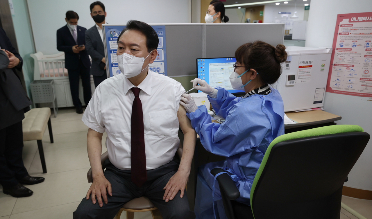 윤석열 대통령이 13일 오후 서울 중구보건소에서 화이자 백신으로 신종 코로나바이러스 감염증(코로나19) 4차 예방접종을 하고 있다. [연합]