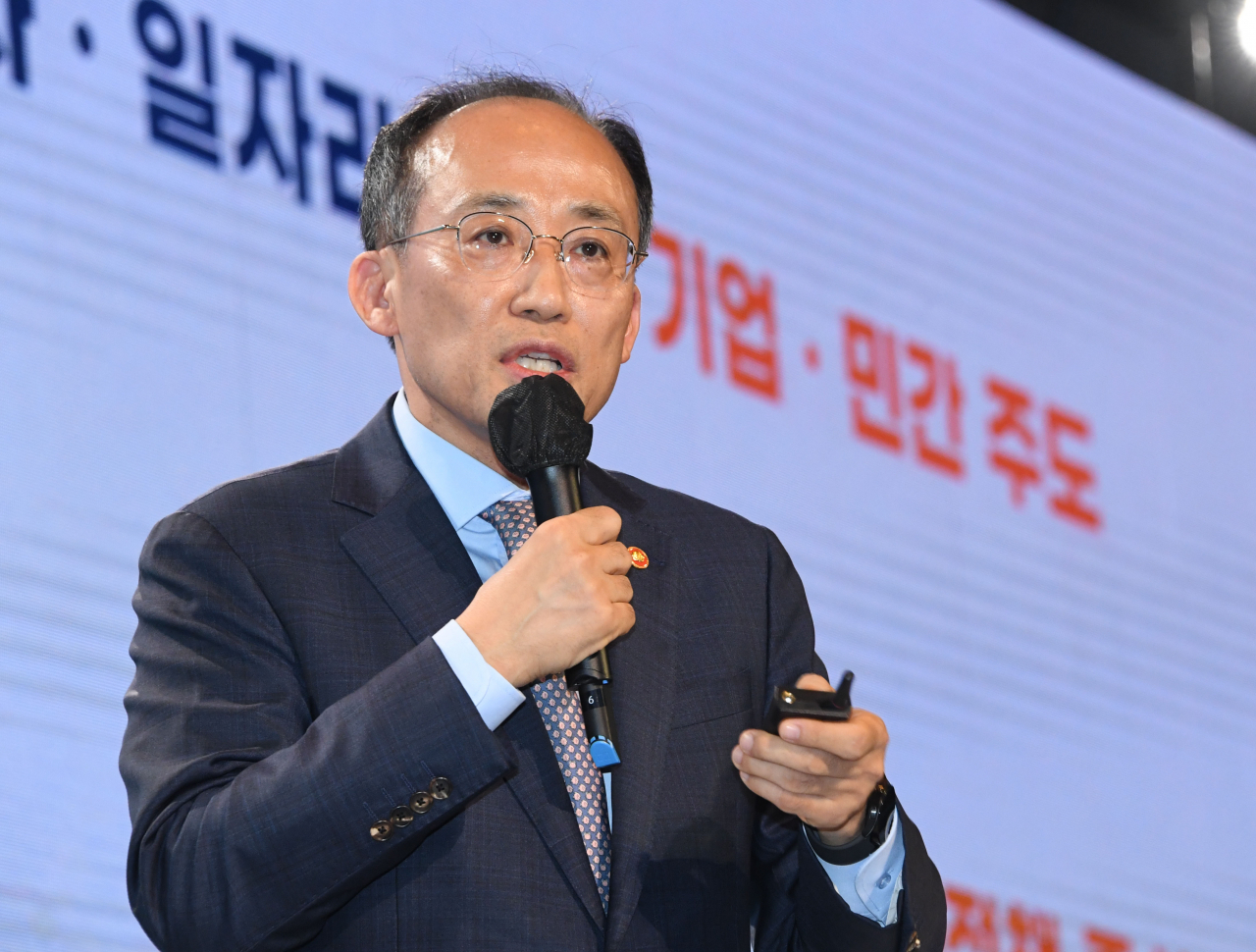 추경호 경제부총리 겸 기획재정부 장관이 13일 오후 제주 서귀포 해비치 호텔에서 열린 '제45회 대한상의 제주포럼'에 참석, '새정부 경제정책방향'을 주제로 정책 강연을 하고 있다. [연합뉴스]
