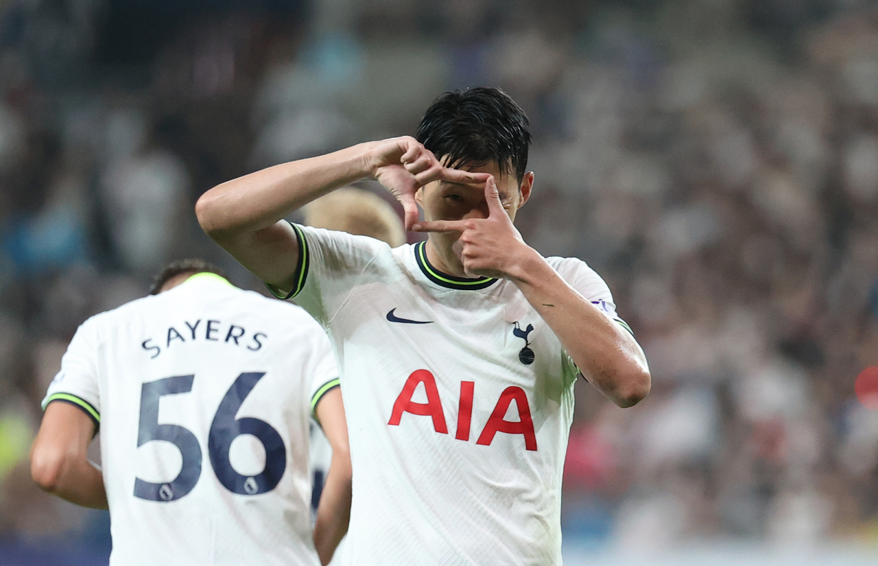 13일 서울월드컵경기장에서 열린 팀 K리그와 잉글랜드 프로축구 프리미어리그 토트넘 홋스퍼의 친선경기에서 토트넘 손흥민이 멀티골을 넣은 뒤 세리머니를 하고 있다. 연합뉴스