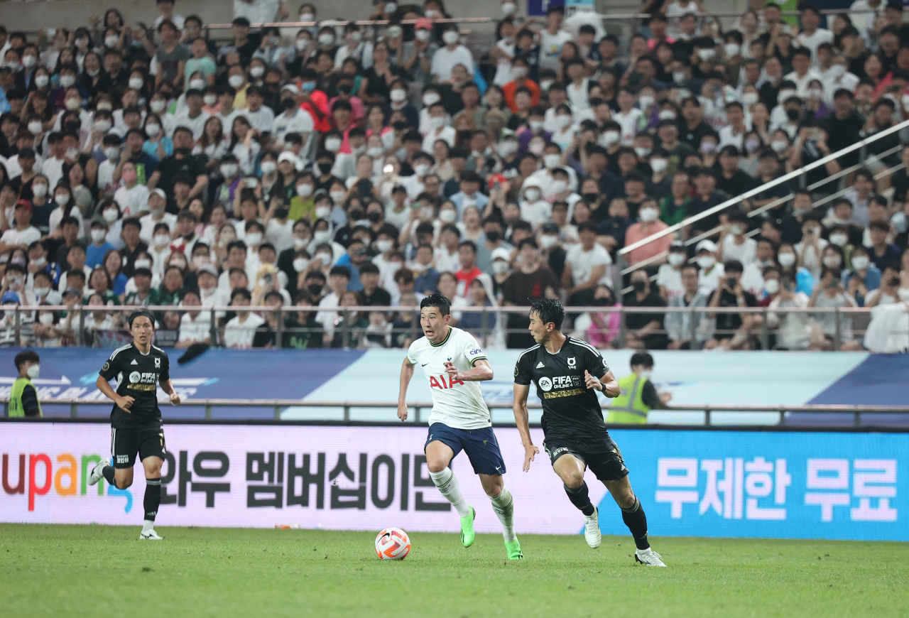 13일 서울월드컵경기장에서 열린 팀 K리그와 잉글랜드 프로축구 프리미어리그 토트넘 홋스퍼의 친선경기에서 후반 토트넘 손흥민이 공격하고 있다. 연합뉴스