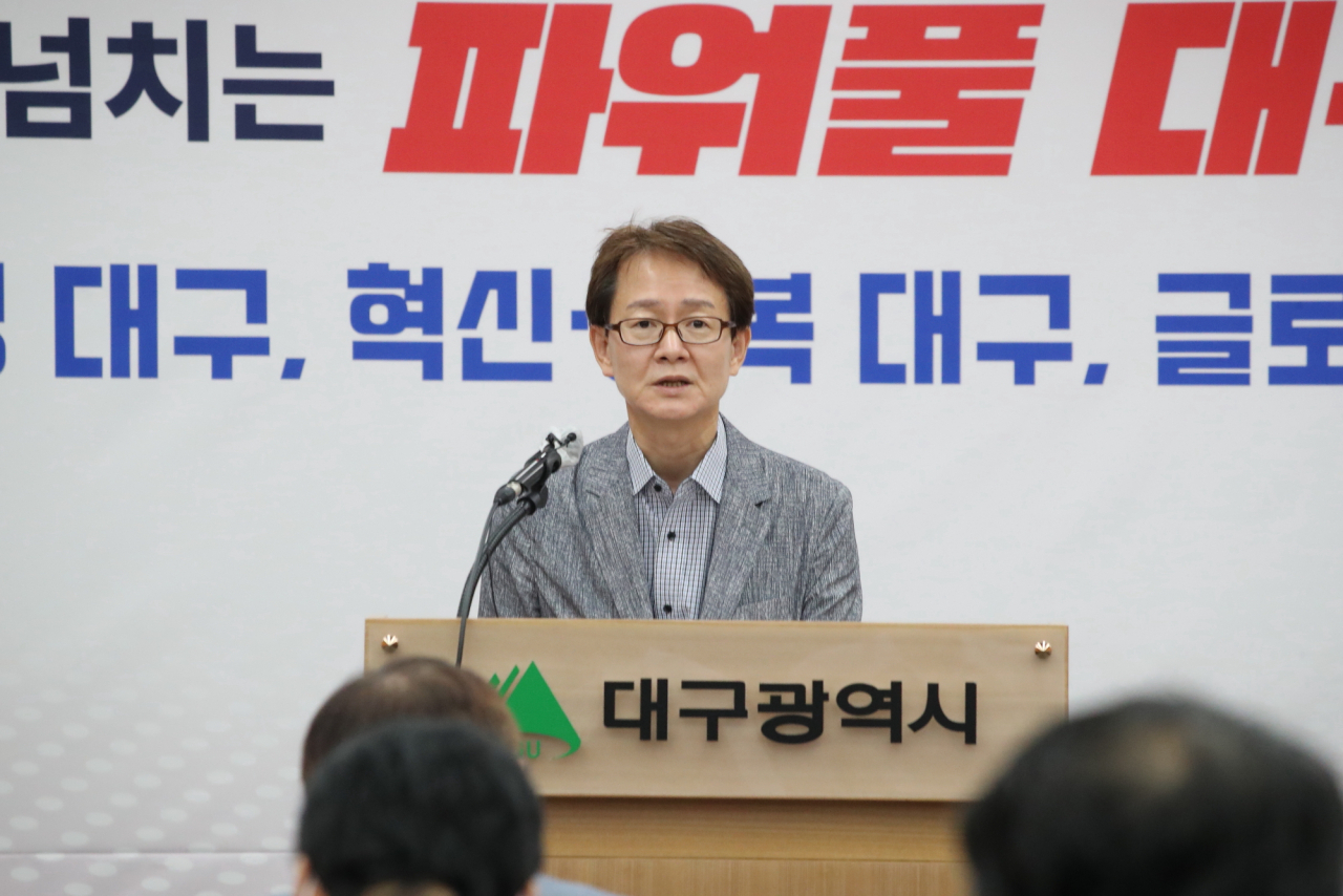이종헌 대구시 정책총괄단장이 13일 대구시청에서 기자회견을 열고 대구의료원 공공성 강화 방안을 발표하고 있다.[대구시 제공]