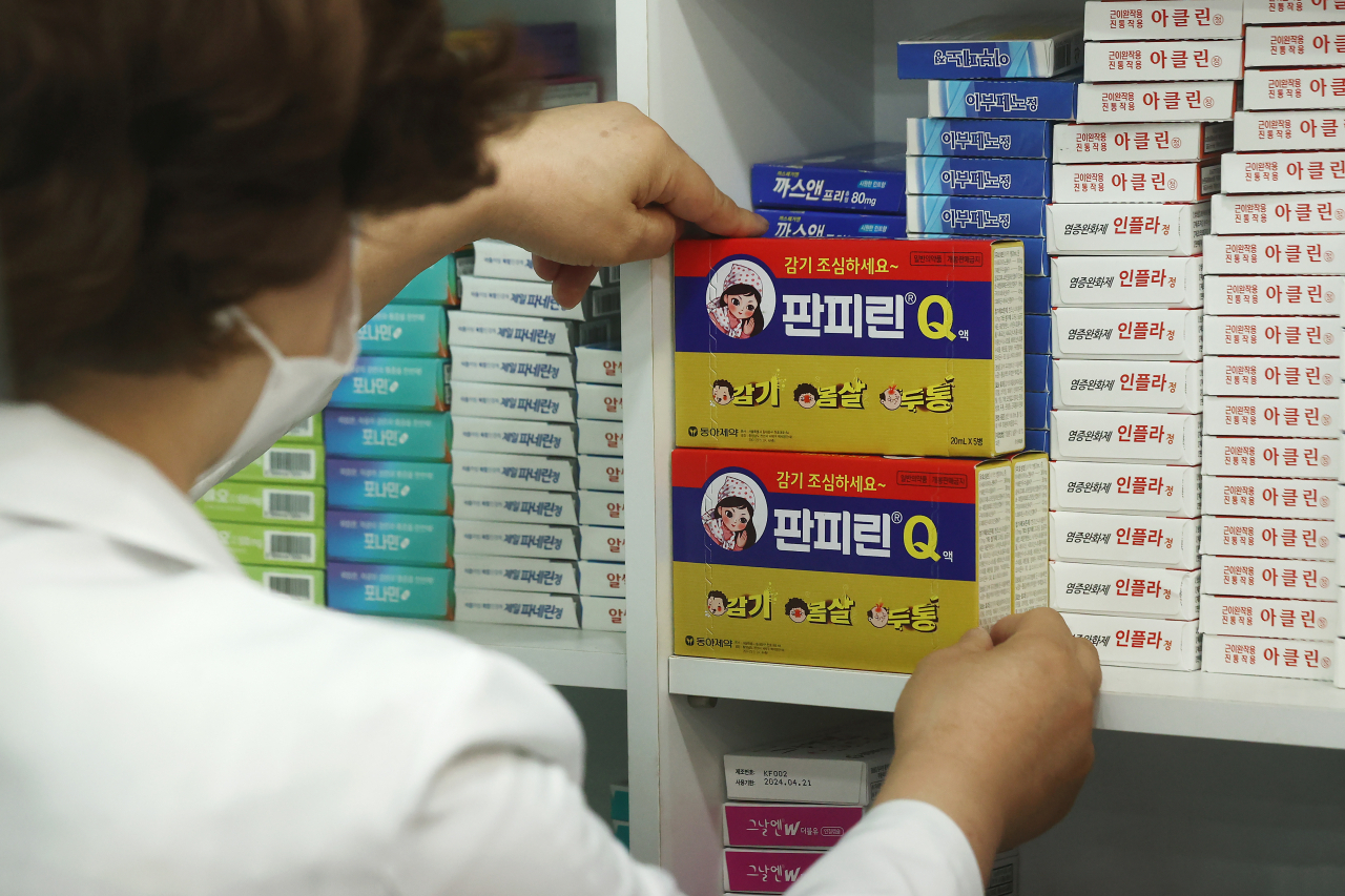 12일 서울 시내 한 약국에서 약사가 판피린을 정리하고 있다. 12일 제약업계에 따르면 동아제약은 10월 1일 자로 마시는 감기약 판피린의 약국 공급가를 12.5% 인상하기로 했다. 2017년 9월 이후 5년 2개월 만의 가격 인상이다. [연합]