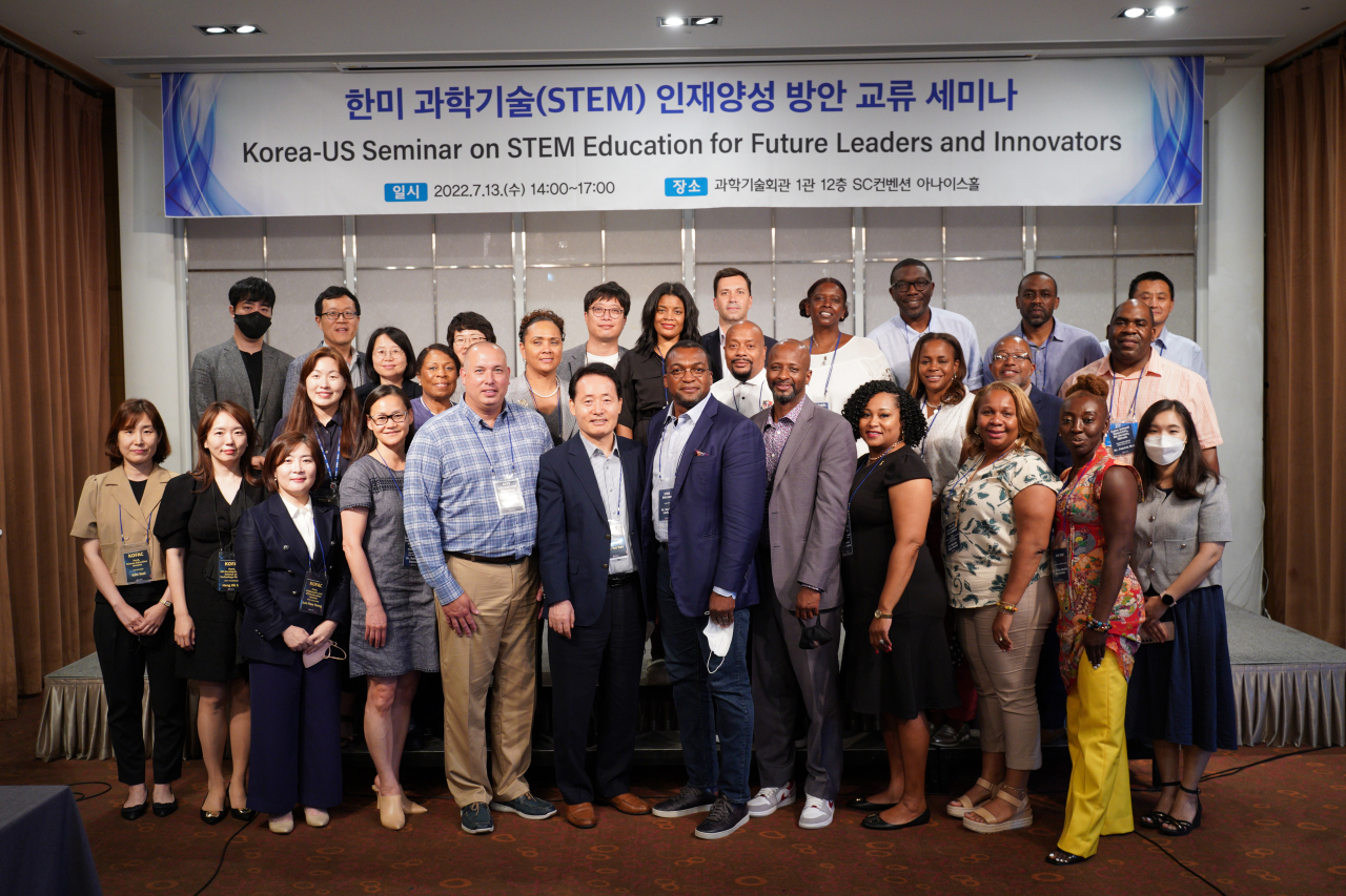 13일 과학기술회관에서 열린 한미 과학기술 인재양성 방안 교류 세미나 참가자들이 기념촬영을 하고 있다. [한국과학창의재단 제공]