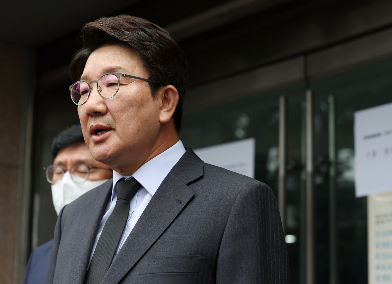 국민의힘 권성동 당 대표 직무대행 겸 원내대표가 12일 아베 신조 전 일본 총리 국내 분향소가 마련된 종로구 주한일본대사관 공보문화원을 방문해 조문을 마치고 취재진 질문에 답변하고 있다. [연합]