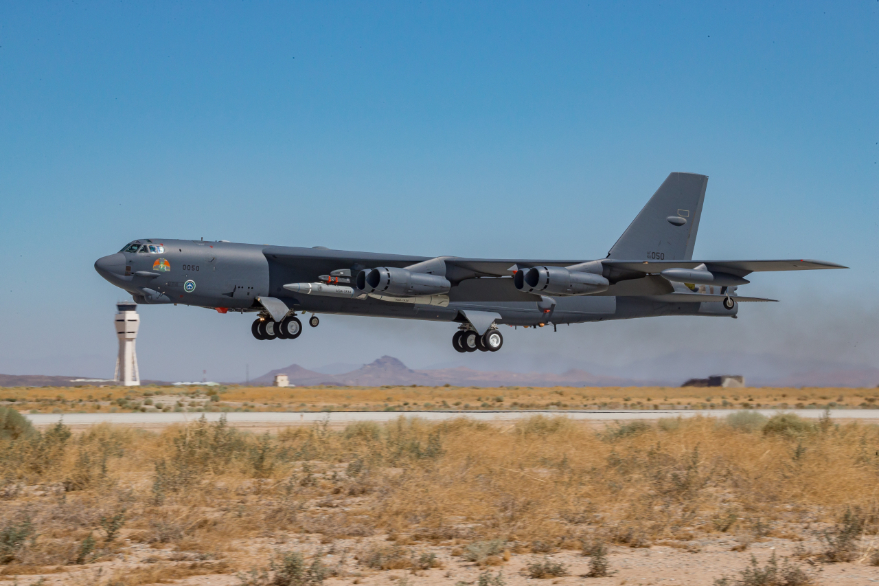 미국 공군의 B-25H스트라토포트리스 전략 폭격기가 지난 5월 14일 극초음속미사일인 AGM-183A 공중발사신속대응(ARRW·애로우) 무기를 달고 캘리포니아 에드워즈공군기지를 이륙하고 있는 모습이다. 당시 1차 시험에 성공한 미 공군은 지난 12일 2차 시험에서도 만족할 만한 결과를 얻었다. 미국은 러시아와 중국에 극초음속무기 개발 속도면에서 뒤져 있었지만, 애로우 등의 시험 성공으로 추격에 힘을 받을 것으로 보인다. [미 공군 홈페이지 제공]