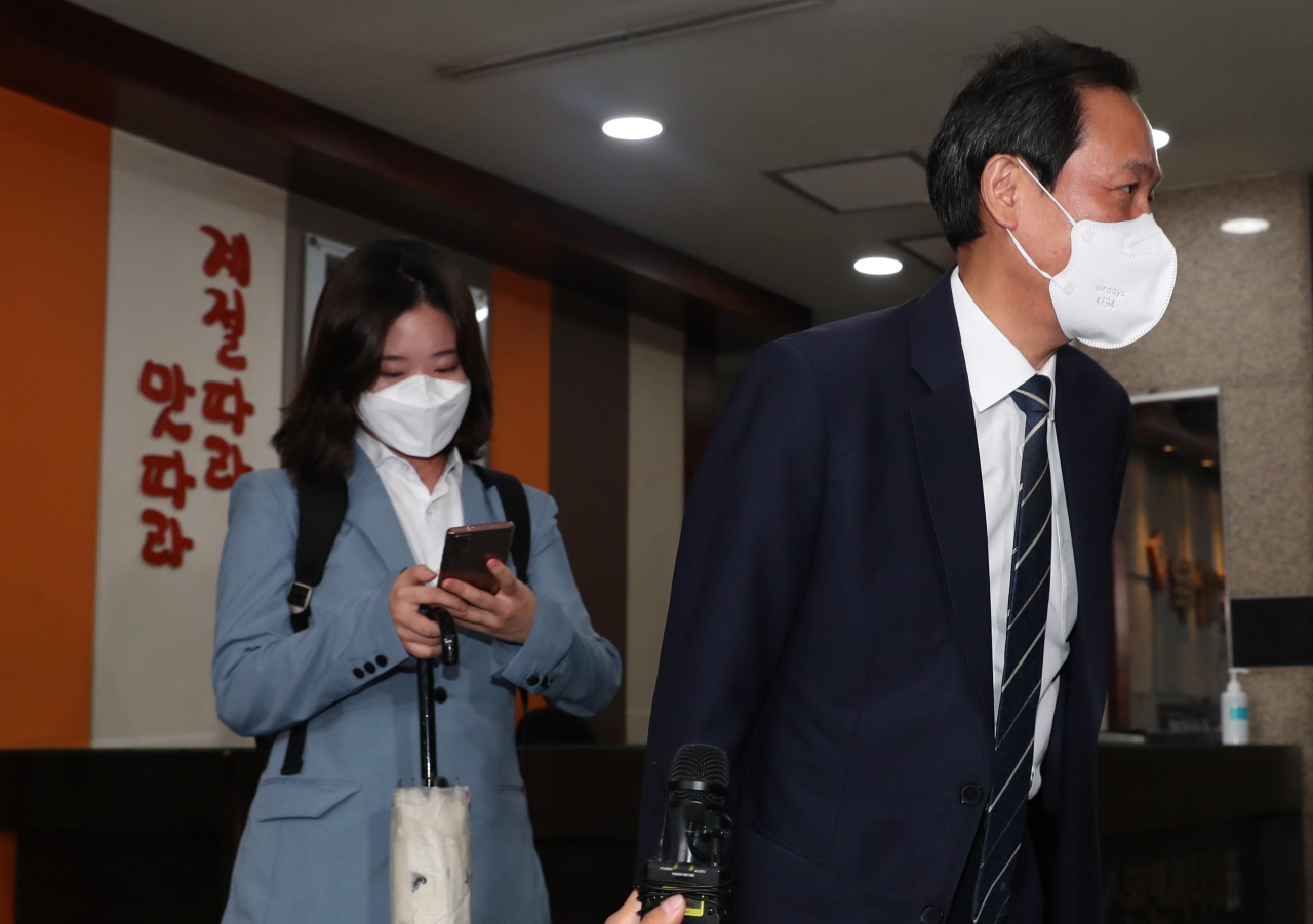 더불어민주당 우상호 비상대책위원장과 박지현 전 공동비상대책위원장이 13일 오후 서울 영등포구 여의도의 한 식당에서 오찬 회동을 마친 후 이동하고 있다. [연합]
