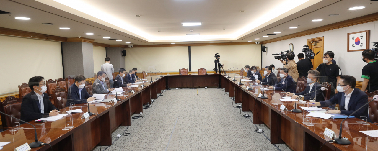 방기선(왼쪽 세번째) 기획재정부 제1차관이 14일 오전 서울 중구 은행회관에서 열린 거시경제금융회의에서 발언하고 있다. [연합]
