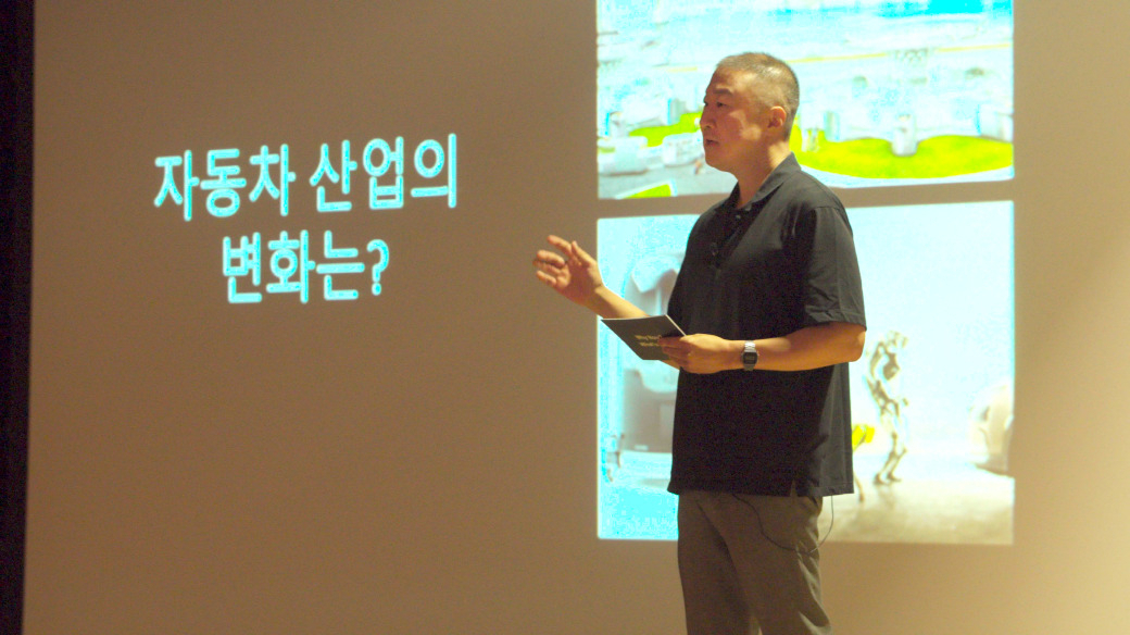 구자은 LS그룹 회장이 7월 초 경기도 안양시 LS타워 대강당에서 개최된 LS 임원세미나에 일일 연사로 나서 그룹의 리더들인 임원들을 대상으로 특별 메시지를 전달했다. [LS그룹 제공]