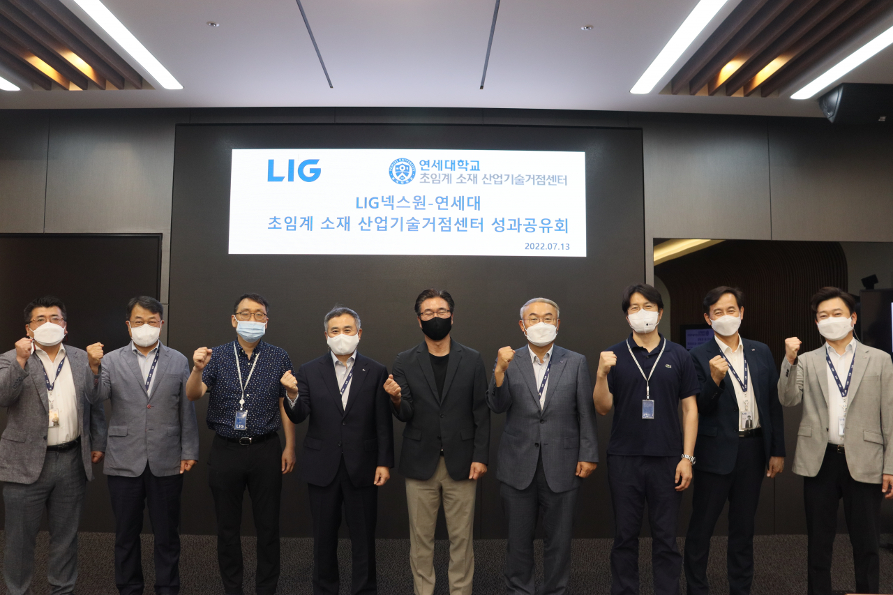 지난 13일 권병현(왼쪽 네번째부터) LIG넥스원 C4ISTAR(지휘통제통신·감시정찰·표적획득) 부문장과 이우영 연세대 초임계 소재 산업기술거점센터장이 ‘초임계 소재 산업기술거점센터’ 성과 발표회에 참석해 기념사진을 촬영하고 있다. [LIG넥스원 제공]