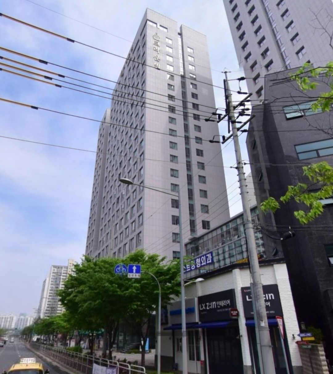 서울 신도림동 419-4 부지에 지어진 오피스텔. 용적률 상향을 받으며 75가구가 서울시 행복주택으로 공급됐다. 지난 5월 당첨자가 발표됐고, 14일부터 입주가 시작됐지만 법적 분쟁이 빚어지며 전세대출이 나오지 않은 상황이 벌어지고 있다. [네이버로드뷰]