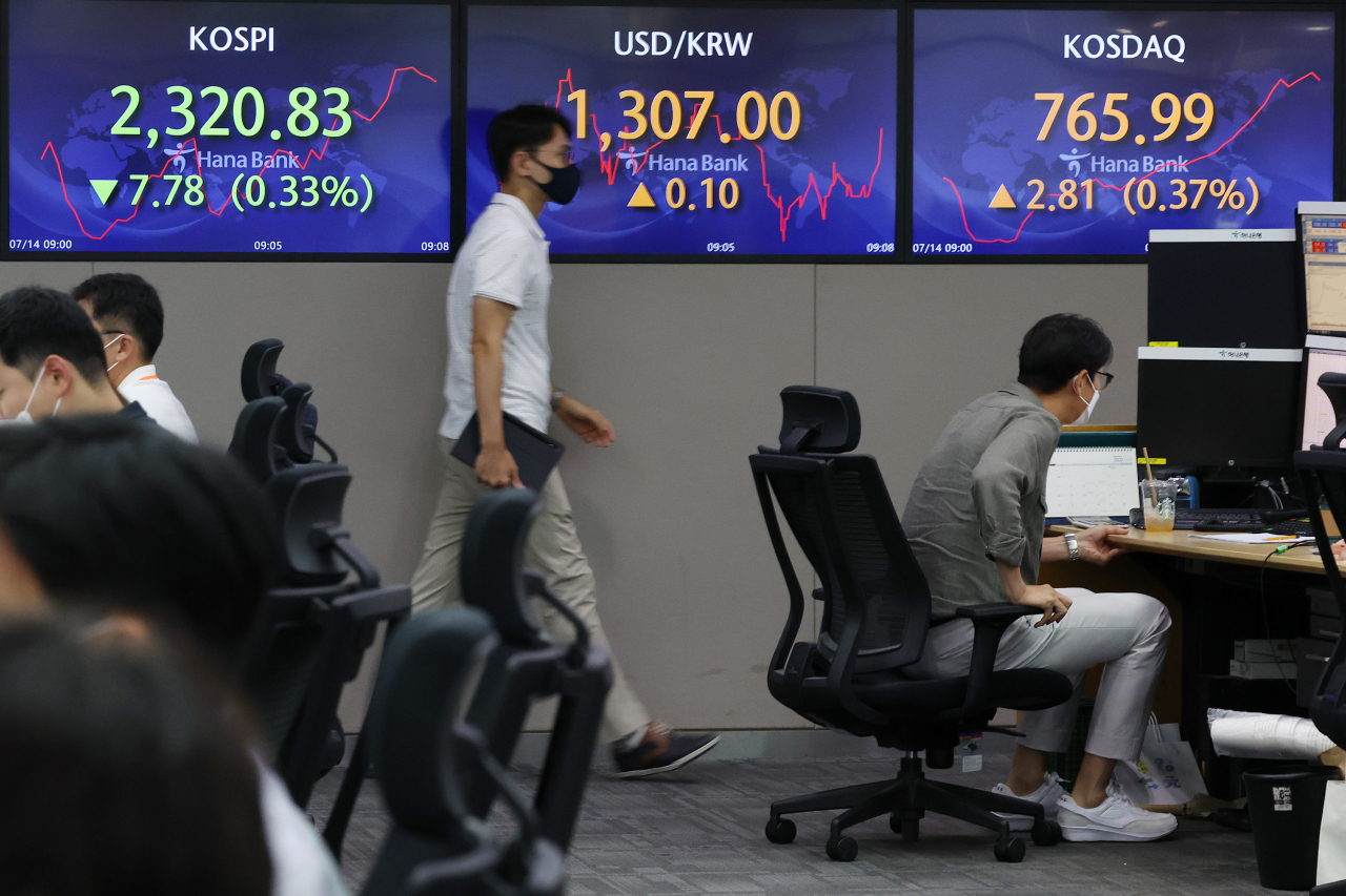 An electronic board showing the Korea Composite Stock Price Index (Kospi) at a dealing room of the Hana Bank headquarters in Seoul on Thursday. (Yonhap)