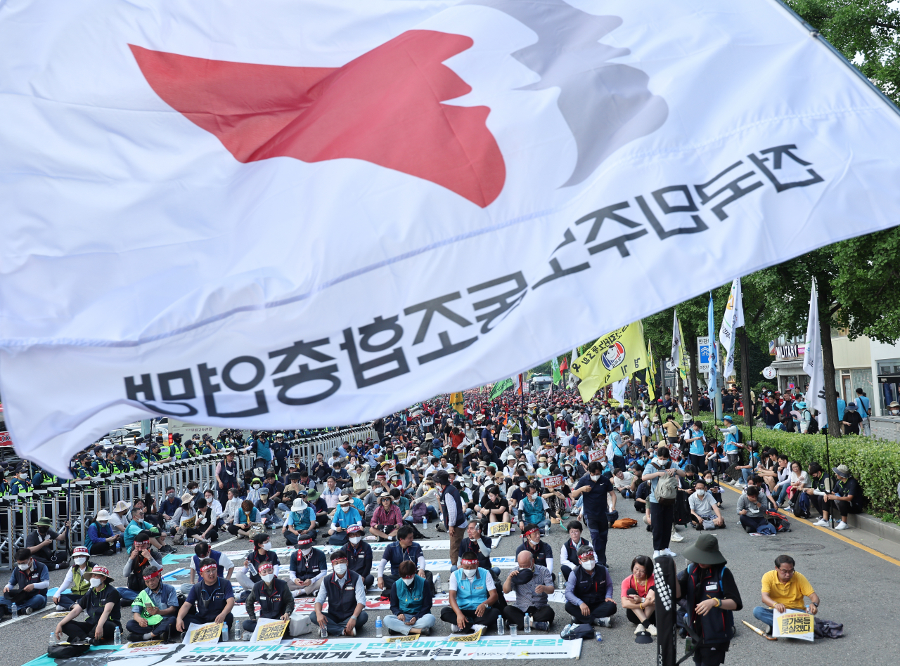 지난 2일 서울 중구 서울시청 앞 등에서 열린 ‘2022 전국민주노동조합총연맹 7·2 전국노동자대회’ 참가자들이 서울 용산구 삼각지역까지 행진한 뒤 정리 집회를 하고 있다. [연합]