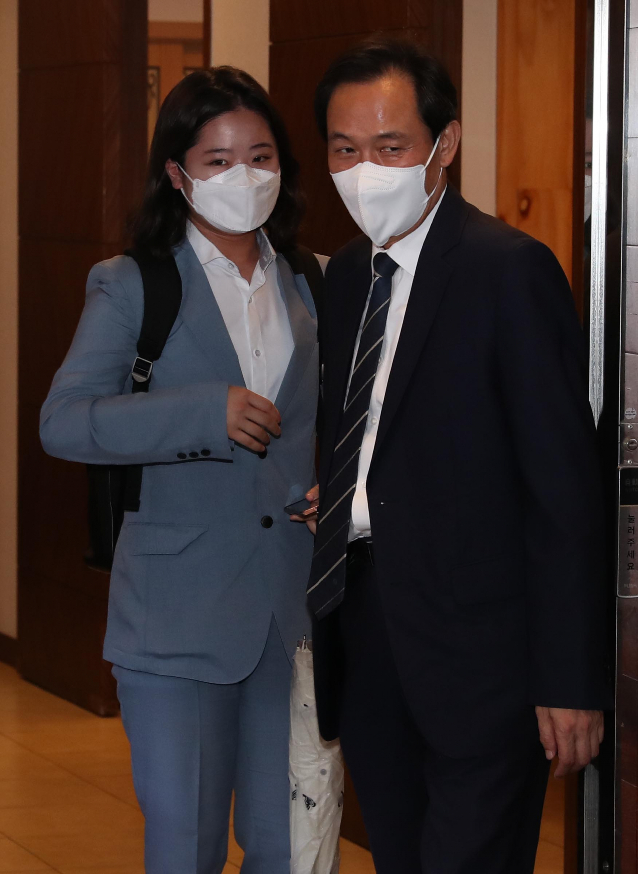 더불어민주당 우상호 비상대책위원장과 박지현 전 공동비상대책위원장이 13일 오후 서울 영등포구 여의도의 한 식당에서 오찬 회동을 마친 후 이동하고 있다. [연합]
