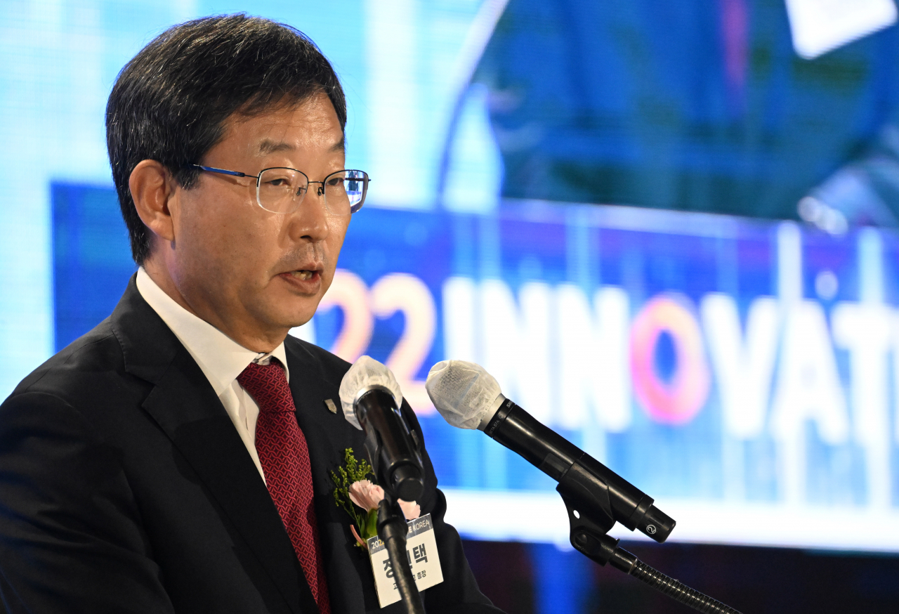 헤럴드경제의 대규모 ICT·과학기술 행사인 ‘이노베이트코리아2022’가 ‘기술패권 전쟁, 초격차가 답이다’를 주제로 13일 오전 고려대 세종캠퍼스에서 열린 가운데 정진택 고려대학교 총장은 “인재들이 자유롭게 사고하고 집중해서 연구하며 사회문제를 해결하는 고부가가치의 연구가 실현 가능해지도록 전폭적 지원을 아끼지 않아야 비로소 국가 기술경쟁력을 높이고 초격차 기술 또한 확보할 수 있다”고 강조했다. 세종=임세준 기자