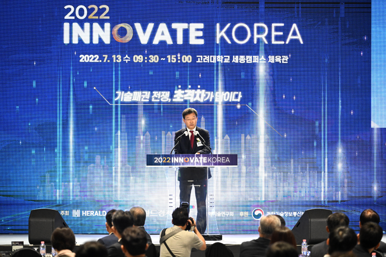 올해로 6회째를 맞는 대규모 ICT·과학기술 행사인 '이노베이트코리아2022'가 ‘기술패권 전쟁, 초격차가 답이다’를 주제로 13일 오전 고려대 세종캠퍼스에서 열린 가운데 정진택 고려대 총장은 “민간·국가·대학의 협력이 필요하다”고 말했다. 세종=임세준 기자