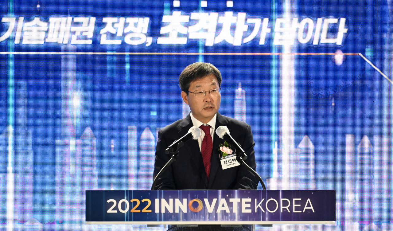 헤럴드경제의 ICT·과학기술 행사인 ‘이노베이트코리아2022’가 ‘기술패권 전쟁, 초격차가 답이다’를 주제로 13일 오전 고려대 세종캠퍼스에서 열린 가운데 정진택 고려대 총장이 축사를 하고 있다. 세종=임세준 기자