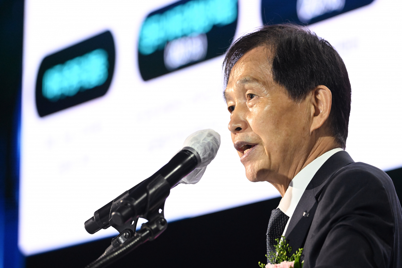 이광형 KAIST 총장이 지난 13일 세종시 고려대 세종캠퍼스에서 열린 ‘이노베이트코리아2022’에서 ‘기정학(技政學) 시대의 대한민국’을 주제로 강연을 하고 있다. 이 총장은 “자국에 필요한 기술·부품·특허를 보유하고 있는 나라와 동맹을 맺는 시대가 도래했다. 글로벌 정치가 바꾸는 산업 패러다임의 변화를 주시해야 할 때”라며 “한국은 ‘미국과의 전략적 기술 동맹’과 ‘국가 필수 전략 기술 개발’을 중심으로 기술 ‘초격차’에 힘써야 한다”고 말했다.[세종=임세준 기자]