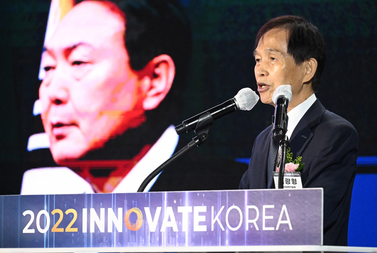 이광형 KAIST 총장이 지난 13일 세종시 고려대 세종캠퍼스에서 열린 ‘이노베이트코리아2022’에서 ‘기정학(技政學) 시대의 대한민국’을 주제로 강연을 하고 있다. 이 총장은 “자국에 필요한 기술·부품·특허를 보유하고 있는 나라와 동맹을 맺는 시대가 도래했다. 글로벌 정치가 바꾸는 산업 패러다임의 변화를 주시해야 할 때”라며 “한국은 ‘미국과의 전략적 기술 동맹’과 ‘국가 필수 전략 기술 개발’을 중심으로 기술 ‘초격차’에 힘써야 한다”고 말했다.[세종=임세준 기자]