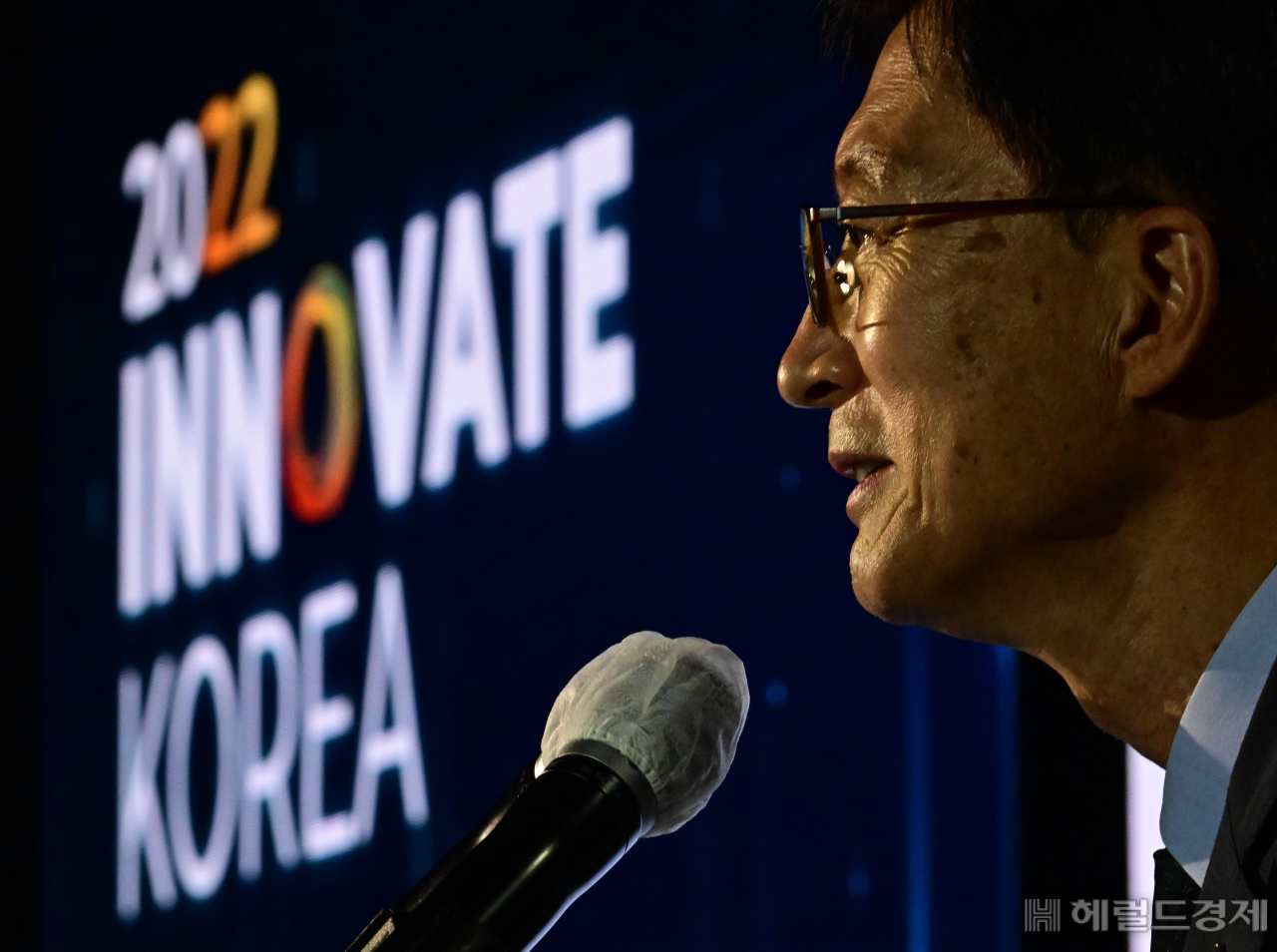 13일 고려대학교 세종캠퍼스에서 열린 '이노베이트코리아 2022'에서 이용훈 울산과학기술원(UNIST)총장이 '초격차 기술들을 확보하려면'을 주제로 강연하고 있다. 세종=박해묵 기자