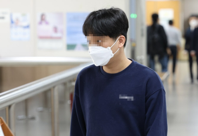 아동 성 착취물 공유 사이트 ‘웰컴투비디오’ 운영자 손정우가 5월12일 오후 서울 서초구 서초동 서울중앙지법에서 열린 범죄수익은닉 혐의로 1심 공판에 출석하는 모습 [연합]