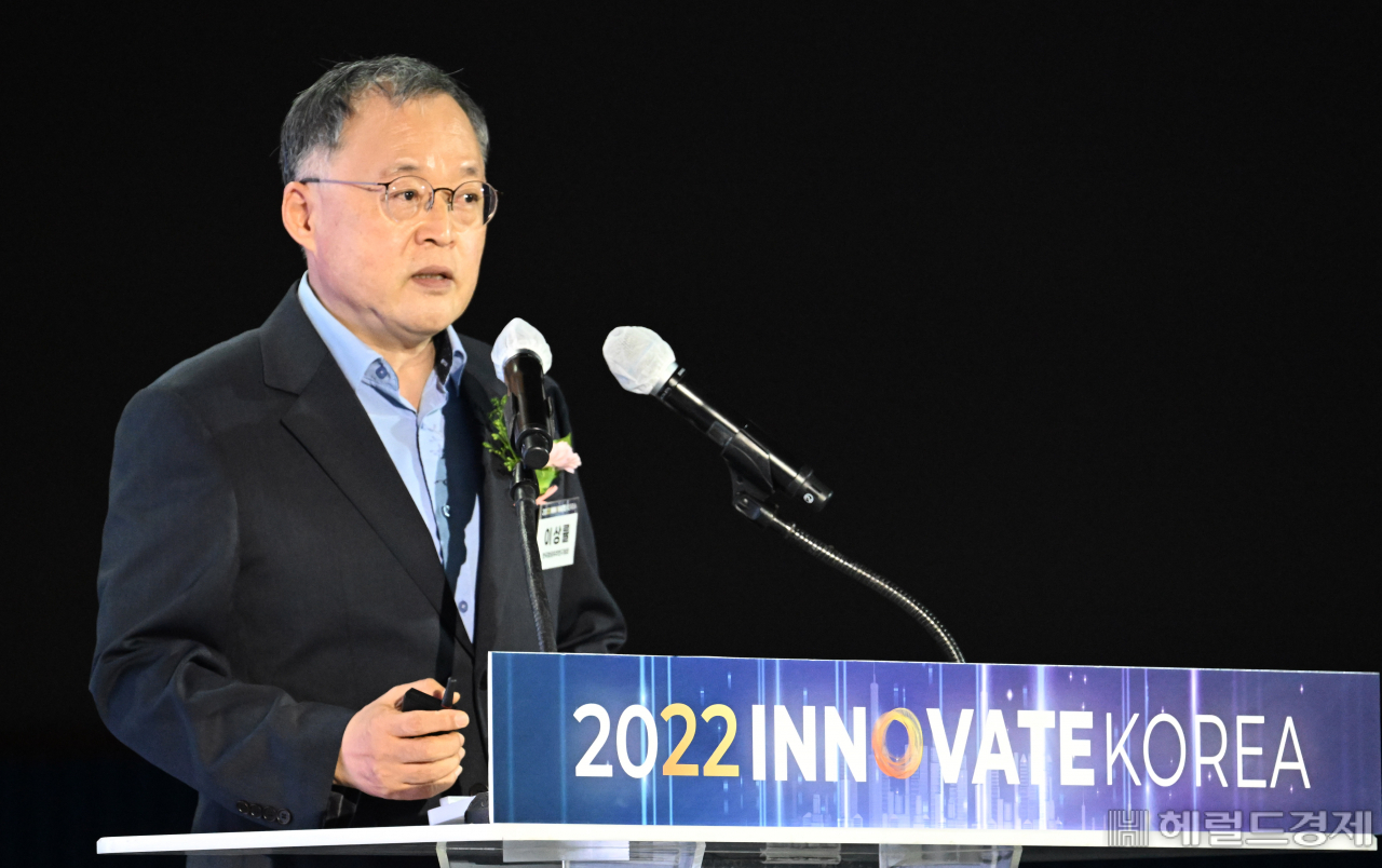 13일 고려대학교 세종캠퍼스에서 열린 '이노베이트코리아2022'에서 이상률 한국항공우주연구원장이 '누리호 성공, 우주패권시대 본격화'라는 주제로 특별세션을 진행하고 있다. 세종=박해묵 기자