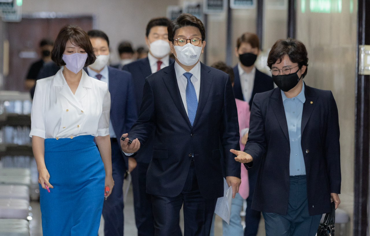 권성동 국민의힘 대표 직무대행 겸 원내대표가 14일 오전 국회에서 열린 최고위원회의에 참석하고 있다. 왼쪽부터 배현진 최고위원, 권 대표 직무대행, 조수진 최고위원. [연합]