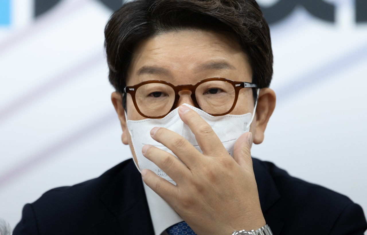 권성동 국민의힘 대표 직무대행 겸 원내대표가 14일 오전 국회에서 열린 최고위원회의에서 마스크를 고쳐쓰고 있다. [연합]