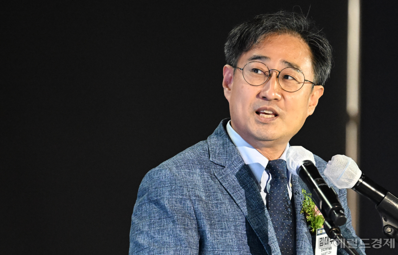 13일 세종시 고려대 세종캠퍼스에서 열린 대규모 ICT·과학기술 행사 '이노베이트코리아2022'에서 김대수 한국과학기술원(KAIST) 교수가 특별강연을 하고 있다. 김 교수는 “급변하는 초격차 시대에서 뇌에 대해 이해하고 활용도를 극대화 하는 것이 중요하다”며 “‘메타인지’를 통한 창의적 아이디어가 초격차를 만든다”고 강조했다. [세종=임세준 기자]