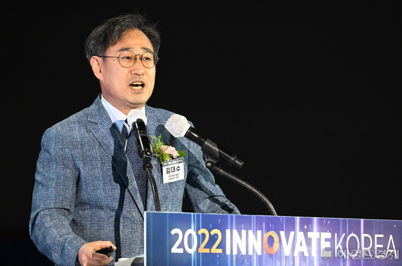 13일 세종시 고려대 세종캠퍼스에서 열린 대규모 ICT·과학기술 행사 '이노베이트코리아2022'에서 김대수 한국과학기술원(KAIST) 교수가 특별강연을 하고 있다. 김 교수는 “급변하는 초격차 시대에서 뇌에 대해 이해하고 활용도를 극대화 하는 것이 중요하다”며 “‘메타인지’를 통한 창의적 아이디어가 초격차를 만든다”고 강조했다. [세종=임세준 기자]
