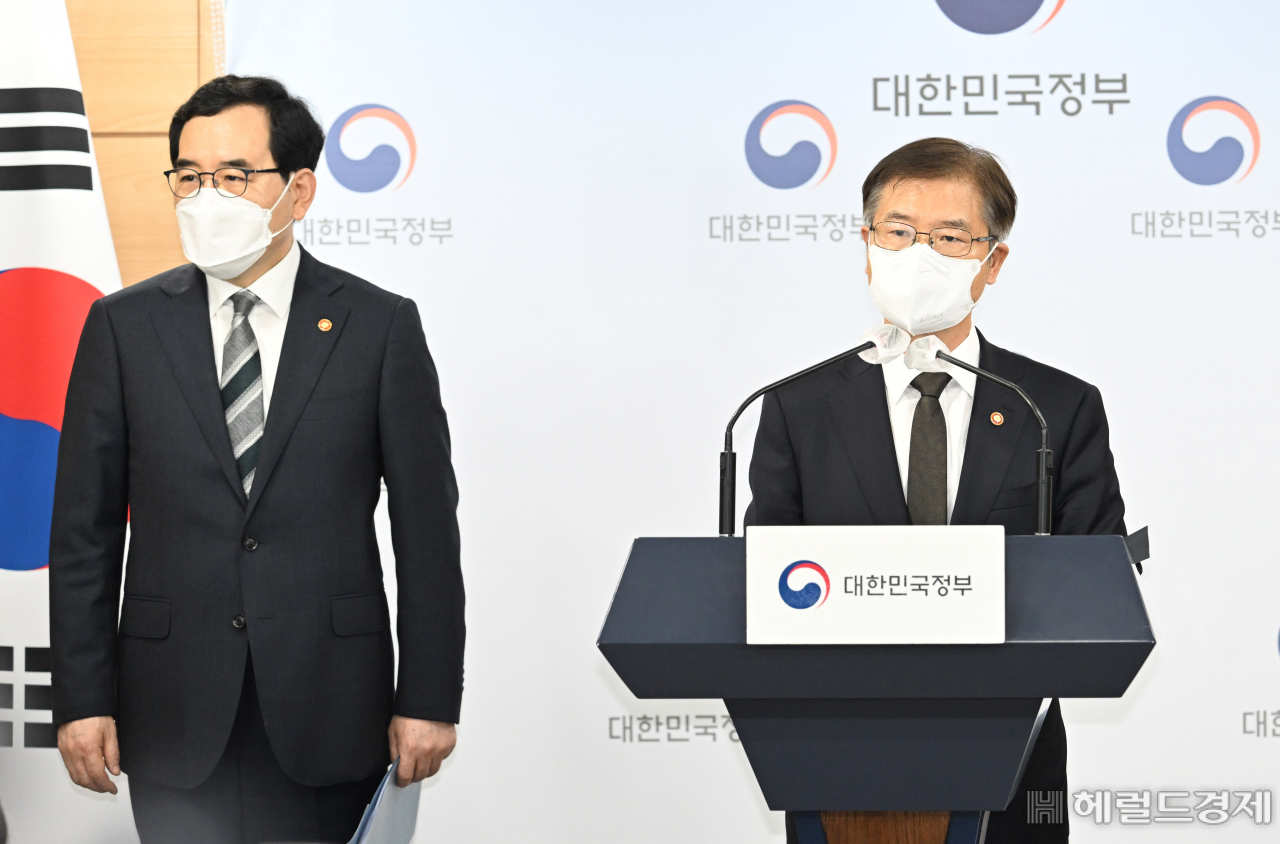 이정식 고용노동부 장관(오른쪽)과 이창양 산업통상자원부 장관이 14일 서울 종로구 정부서울청사에서 대우조선 사내하청 노조 파업 장기화와 관련해 입장을 발표하는 브리핑을 하고 있다. 임세준 기자