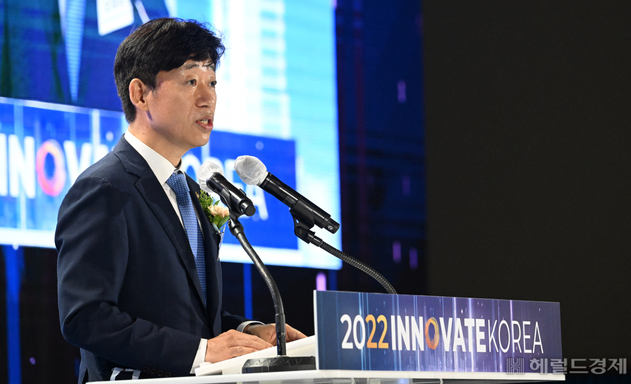 13일 고려대학교 세종캠퍼스에서 열린 ‘이노베이트코리아 2022’에서 오태석 과학기술정보통신부 차관이 축사를 하고 있다. 그는 지금은 과학기술이 안전과 번영을 담보하는 ‘팍스 테크니카(Pax Technica)’ 시대로, 기술을 가진자만이 살아남을 수 있는 사회가 됐다고 말했다. 그러면서 우리의 강점을 가진 초격차 기술을 확보하는 것이 무엇보다 중요한 시점이라고 역설했다. [세종=임세준 기자]
