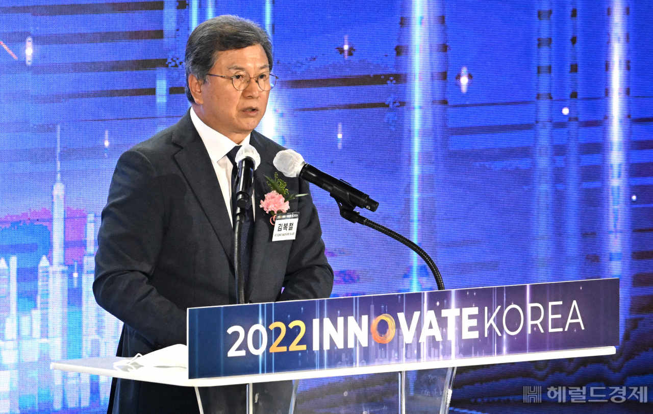 13일 고려대학교 세종캠퍼스에서 열린 '이노베이트코리아 2022'에서 김복철 국가과학기술연구회 이사장이 축사를 하고 있다. 김 이사장은 “국제정세가 혼란할수록 초격차 기술이 중요해졌다”며 “실패를 용인하는 문화가 그 첫 단추”라고 강조했다. [세종=임세진 기자]
