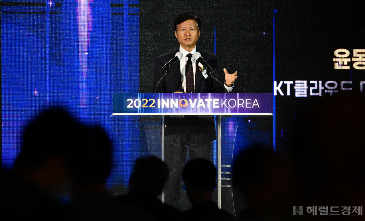 13일 고려대학교 세종캠퍼스에서 열린 헤럴드경제 ‘이노베이트코리아 2022’에서 윤동식 KT클라우드 대표가 ‘AI&5G Cloud’를 주제로 강연하고 있다. 윤 대표는 국가 간의 경계가 허물어지는 ‘디지털 시대’가 도래할수록 초격차 기술의 핵심은 ‘클라우드’에 있다고 설명했다. 특히 인공지능(AI)과 5세대(5G) 통신이 결합된 클라우드 기술이 경쟁력의 핵심이라고 강조했다. [세종=박해묵 기자]