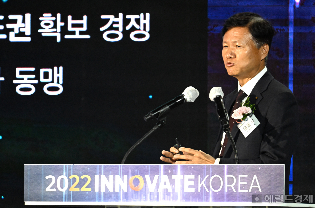 13일 고려대학교 세종캠퍼스에서 열린 헤럴드경제 ‘이노베이트코리아 2022’에서 윤동식 KT클라우드 대표가 ‘AI&5G Cloud’를 주제로 강연하고 있다. 윤 대표는 국가 간의 경계가 허물어지는 ‘디지털 시대’가 도래할수록 초격차 기술의 핵심은 ‘클라우드’에 있다고 설명했다. 특히 인공지능(AI)과 5세대(5G) 통신이 결합된 클라우드 기술이 경쟁력의 핵심이라고 강조했다. [세종=임세준 기자]