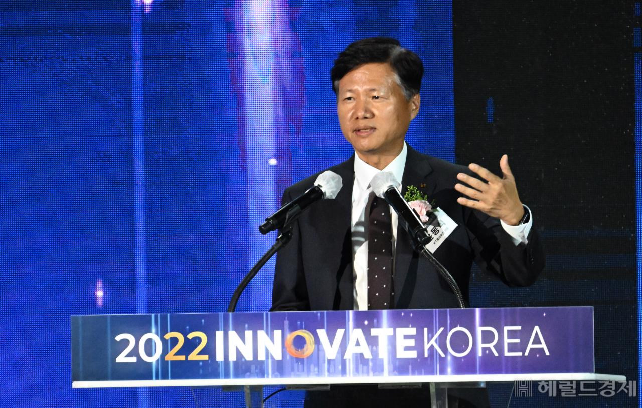 13일 고려대학교 세종캠퍼스에서 열린 헤럴드경제 ‘이노베이트코리아 2022’에서 윤동식 KT클라우드 대표가 ‘AI&5G Cloud’를 주제로 강연하고 있다. 윤 대표는 국가 간의 경계가 허물어지는 ‘디지털 시대’가 도래할수록 초격차 기술의 핵심은 ‘클라우드’에 있다고 설명했다. 특히 인공지능(AI)과 5세대(5G) 통신이 결합된 클라우드 기술이 경쟁력의 핵심이라고 강조했다. [세종=임세준 기자]