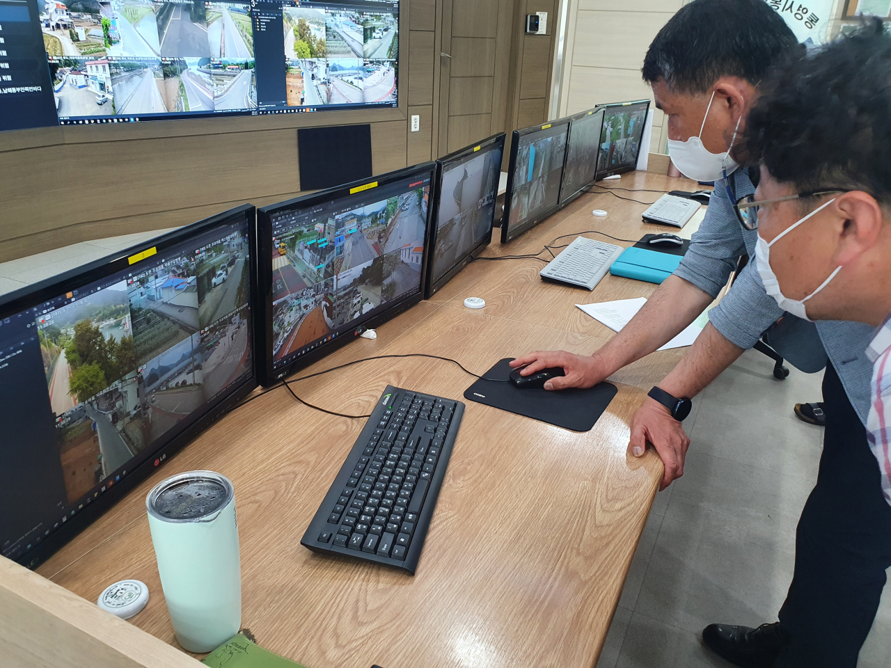 지능형CCTV 작동 및 통합관제센터 실태점검 모습. [경남도 제공]