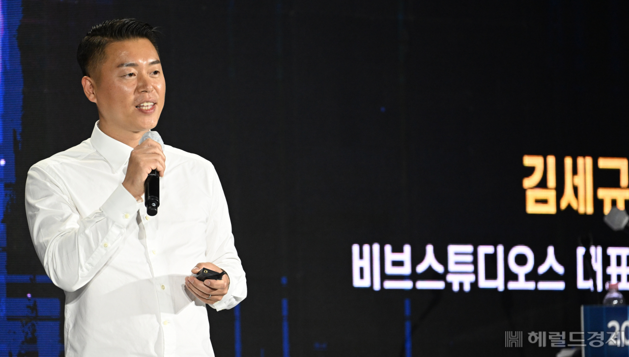 13일 세종시 고려대 세종캠퍼스에서 열린 ‘이노베이트코리아2022’에서 강연을 맡은 김세규 대표는 “시장조사업체 이머전리서치에 따르면 버추얼 휴먼의 시장규모는 작년 말 기준 약 18조5000만원에 이르며 8년 뒤인 2030년에는 그 규모가 약 650조원에 육박할 거란 전망이 나온다”고 말했다. 세종=임세준 기자