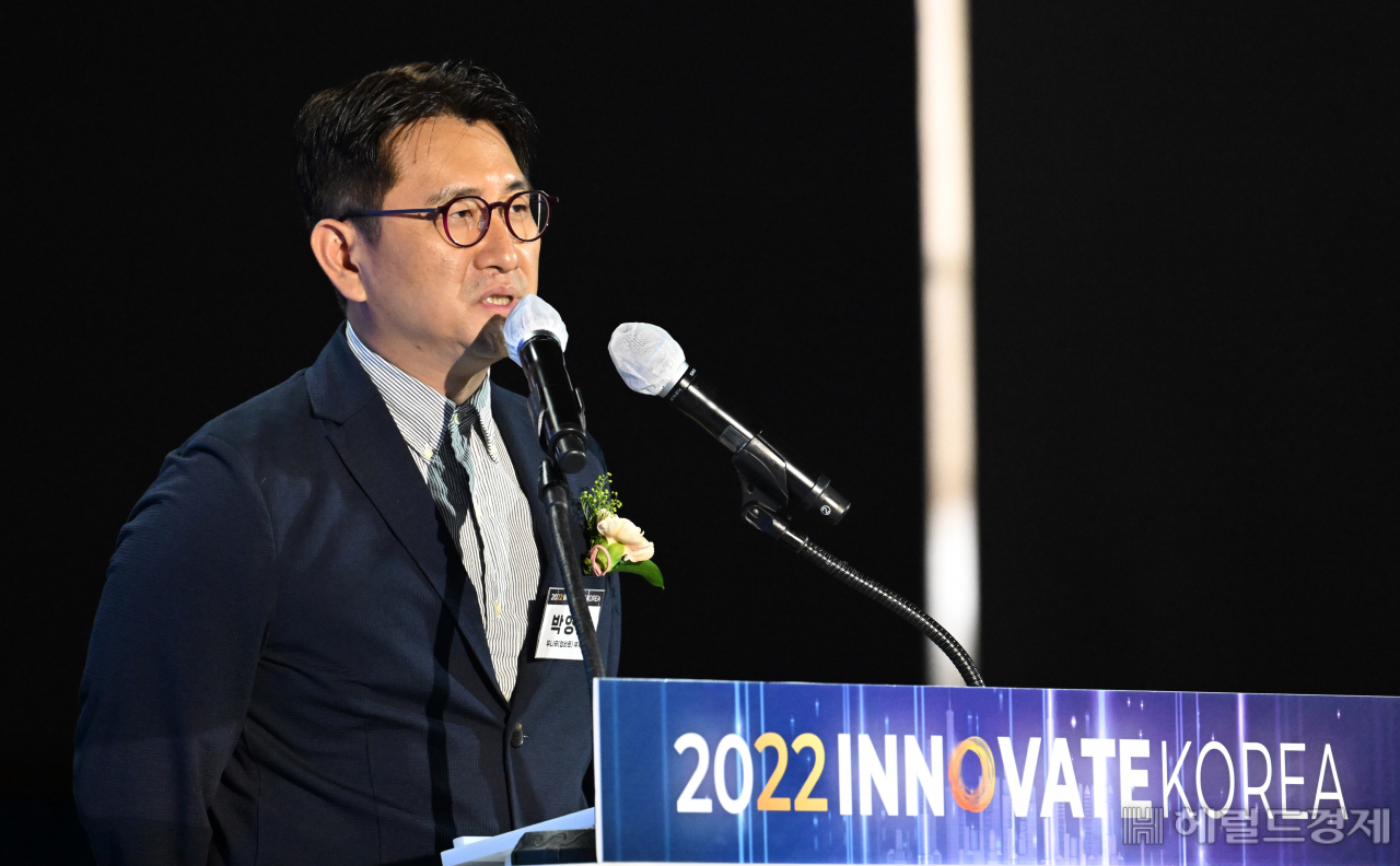 박영준 두나무 부사장은 지난 13일 고려대 세종캠퍼스에서 열린 ‘이노베이트코리아 2022’에서 ‘디지털 자산 시대가 열린다&hellip;한국의 선택은?’이라는 주제로 강연을 하며 “블록체인산업이 꽃피우기 위해서는 ‘네거티브 규제’가 필요하다. 반드시 지켜야 하는 규칙을 제외하고 과감하게 규제를 풀어줘야 기업의 창의성이 발현될 수 있다”고 강조했다. 세종=임세준 기자