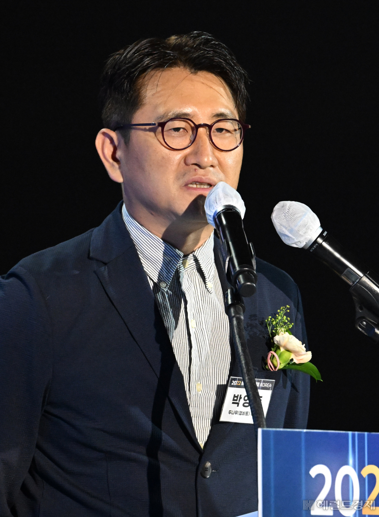 박영준 두나무 부사장은 지난 13일 고려대 세종캠퍼스에서 열린 ‘이노베이트코리아 2022’에서 ‘디지털 자산 시대가 열린다&hellip;한국의 선택은?’이라는 주제로 강연을 하며 “블록체인산업이 꽃피우기 위해서는 ‘네거티브 규제’가 필요하다. 반드시 지켜야 하는 규칙을 제외하고 과감하게 규제를 풀어줘야 기업의 창의성이 발현될 수 있다”고 강조했다. 세종=임세준 기자