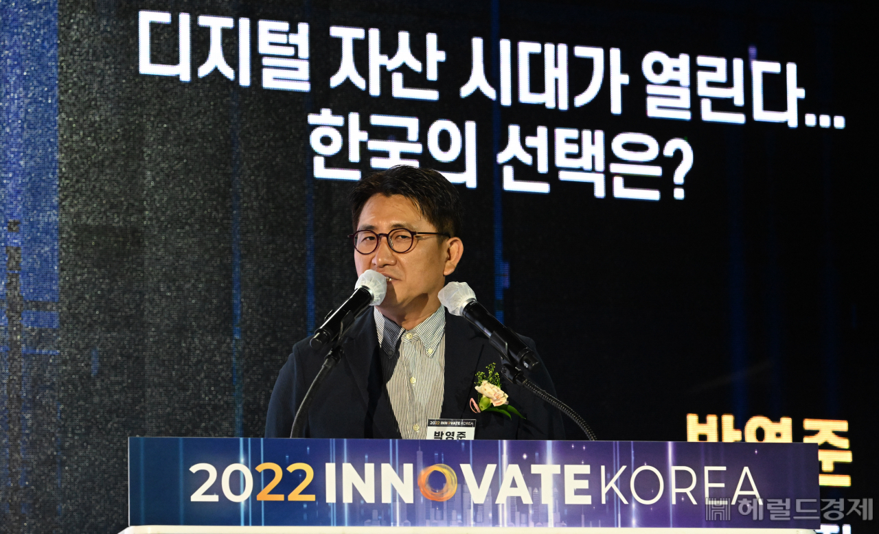 박영준 두나무 부사장은 지난 13일 고려대학교 세종캠퍼스에서 열린 ‘이노베이트코리아 2022’에서 ‘디지털 자산 시대가 열린다&hellip;한국의 선택은?’이라는 주제로 강연을 하며 “블록체인산업이 꽃피우기 위해서는 ‘네거티브 규제’가 필요하다. 반드시 지켜야 하는 규칙을 제외하고 과감하게 규제를 풀어줘야 기업의 창의성이 발현될 수 있다”고 강조했다. 세종=임세준 기자