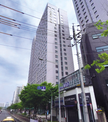 신도림동 419-4번지 부지에 지어진 오피스텔. 용적률 상향을 받으며 75가구가 서울시 행복주택으로 공급됐다. 지난 5월 당첨자가 발표됐고, 14일부터 입주가 시작됐지만 법적 분쟁이 빚어지며 전세대출이 나오지 않은 상황이 벌어지고 있다. [네이버로드뷰]