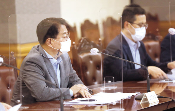 방기선(왼쪽) 기획재정부 제1차관이 14일 오전 서울 중구 은행회관에서 거시경제금융회의를 주재하고 있다. 방 차관은 이 자리에서 고물가와 금리인상 등에 따른 시장 불확실성과 관련해 “지나친 시장 쏠림현상에 대해 적극적으로 대응해 나가는 한편, 시장별 컨틴전시 플랜(비상대응 계획)에 따른 추가 조치도 필요시 검토해 나가겠다”고 밝혔다. [연합]