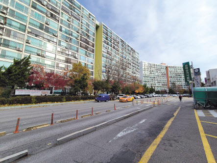 한국은행이 사상 처음으로 금리를 0.5% 올리는 빅스텝을 단행하자 그동안 굳건하던 강남 재건축 현장 마저도 휘청이고 있다. 사진은 강남구 재건축 대장주 은마아파트. [헤럴드경제DB]
