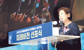 현대엘리베이터 충주 스마트 캠퍼스 생산 라인(위쪽) 모습과 현정은 현대그룹 회장.