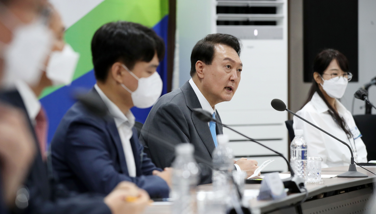 윤석열 대통령이 14일 오전 서울 중구 서민금융통합지원센터에서 열린 제2차 비상경제민생회의를 주재하고 있다. [연합]