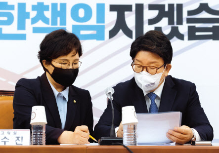 국민의힘 권성동 대표 직무대행 겸 원내대표가 14일 오전 국회에서 열린 최고위원회의에서 조수진 최고위원과 대화하고 있다. 이상섭 기자